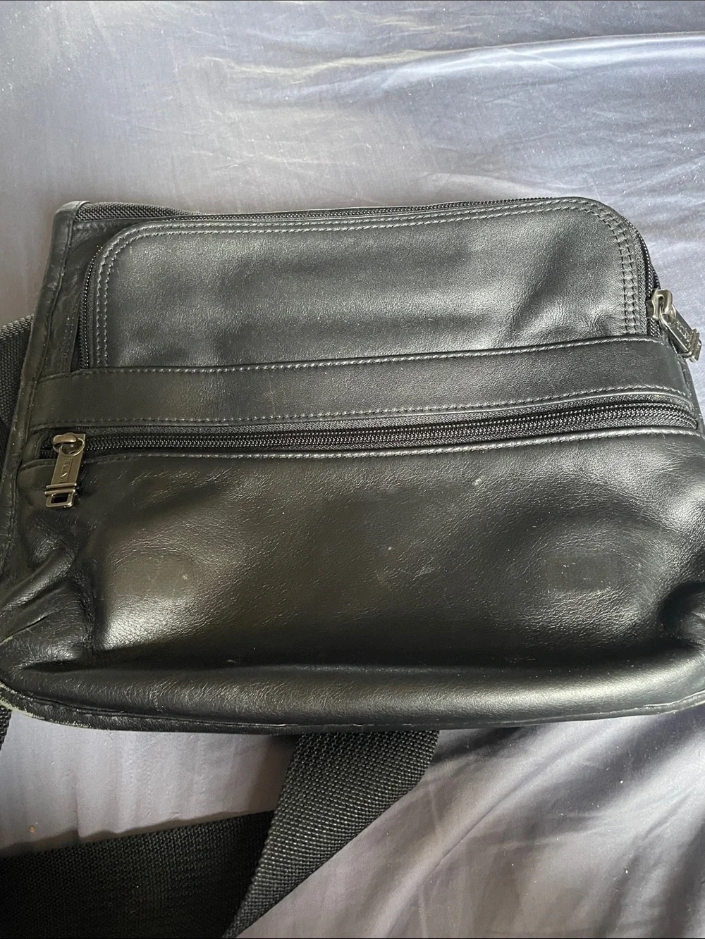 Tumi  Small  Multi  Compartment Black Leather Messenger Bag. Alpha Series.